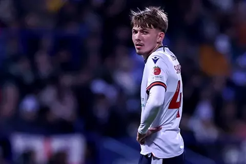 منتخب مصر للشباب يتحرك لمشاركة موهبة بولتون الإنجليزي في أمم أفريقيا (فيديو)